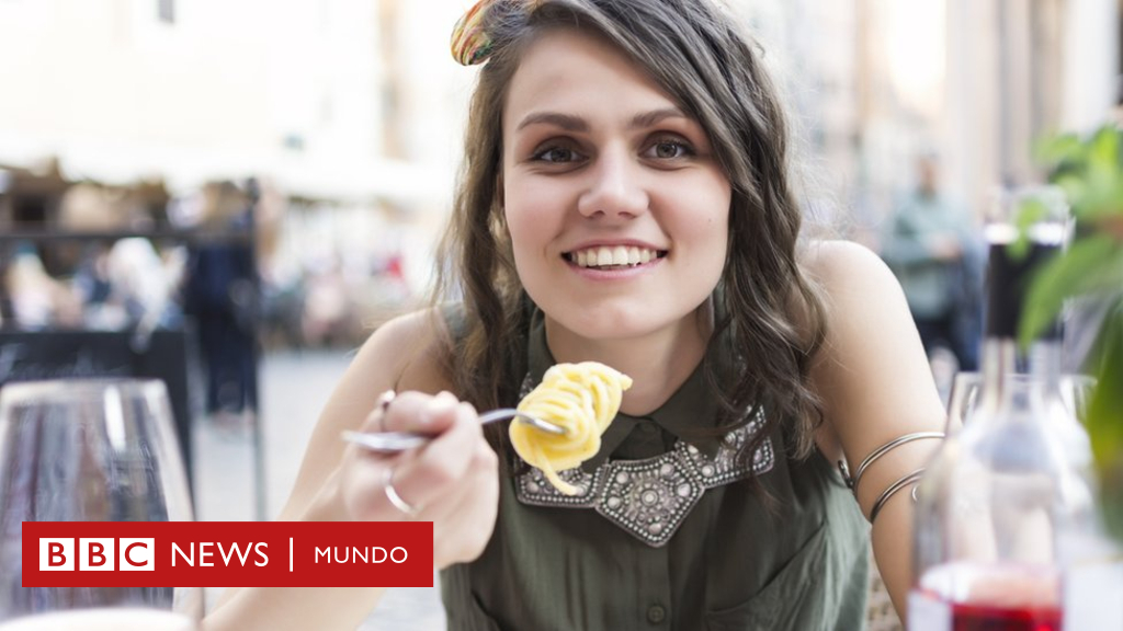Jovem comendo macarrão